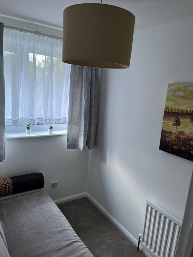 3 Bed House In Walsall, Perfect For Contractors & Leisure & Free Parking Exterior foto